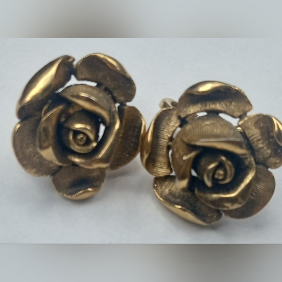 Trifari Crown Gold Tone Brushed VTG Rose Flower Brooch + Earrings 1960's Set - Picture 7 of 14